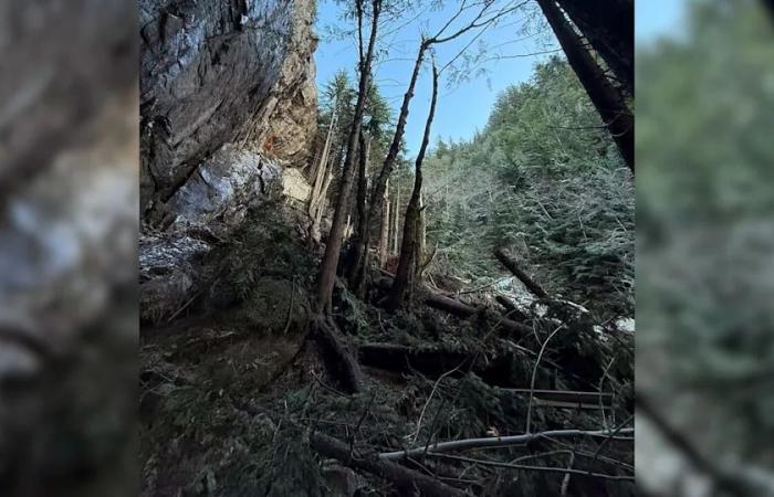 Popular
      hiking
      trail
      in
      Squamish,
      B.C.,
      closed
      after
      rockfall