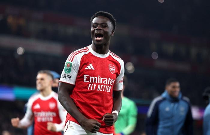 هدية "غير متوقعة" من بوكايو ساكا لمشجع بعد مباراة أرسنال وبرايتون