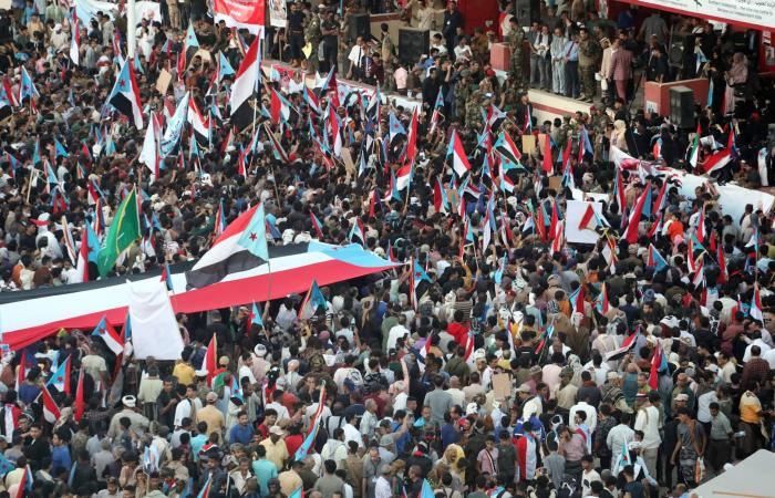 «الانتقالي»
      يواجه
      اختبار
      الخروج
      من
      حضرموت
      والمهرة