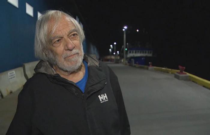 Saving
      the
      petrel:
      Volunteers
      keep
      moving
      with
      patrol
      to
      save
      stranded
      sea
      birds