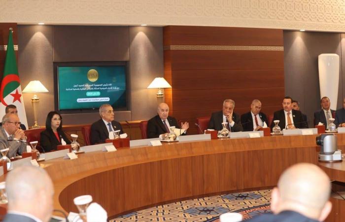 الجزائر:
      حديث
      عن
      «تعديل
      دستوري
      فني»
      يثير
      جدلاً
      وحيرةً
      بين
      السياسيين