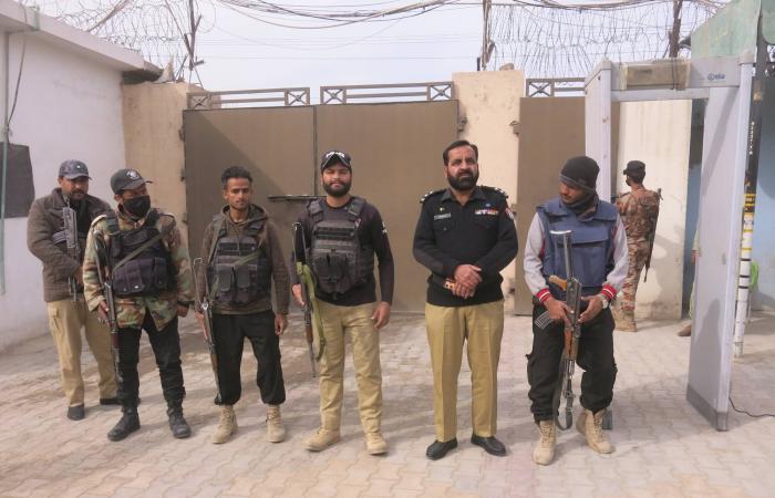 قوات
      الأمن
      الباكستانية
      تعلن
      «تحييد»
      12
      مسلحاً
      في
      إقليمَي
      خيبر
      وبلوشستان
      المحاذيين
      لأفغانستان