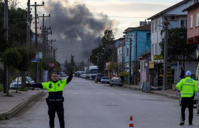 قتلى
      ومصابون
      من
      الشرطة
      و«داعش»
      باشتباكات
      دامية
      غرب
      تركيا
