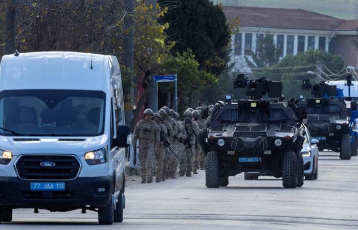 قتلى
      ومصابون
      من
      الشرطة
      و«داعش»
      باشتباكات
      دامية
      غرب
      تركيا