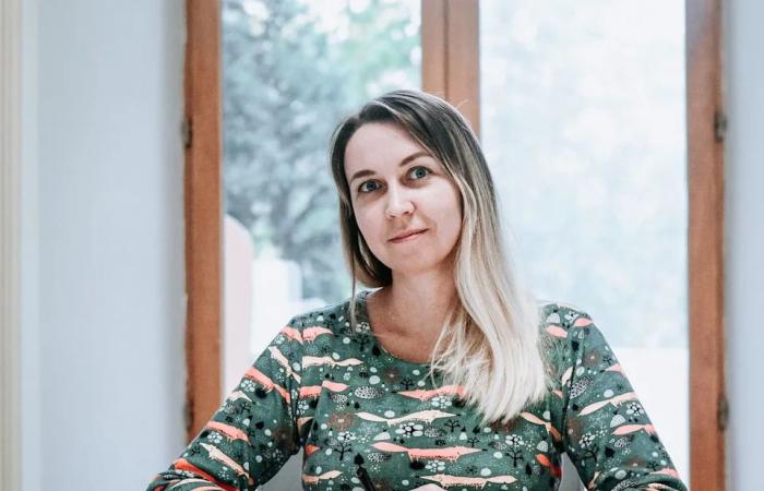 Calgary
      earth
      scientist
      beams
      astronomy
      lessons
      to
      students
      in
      Ukraine