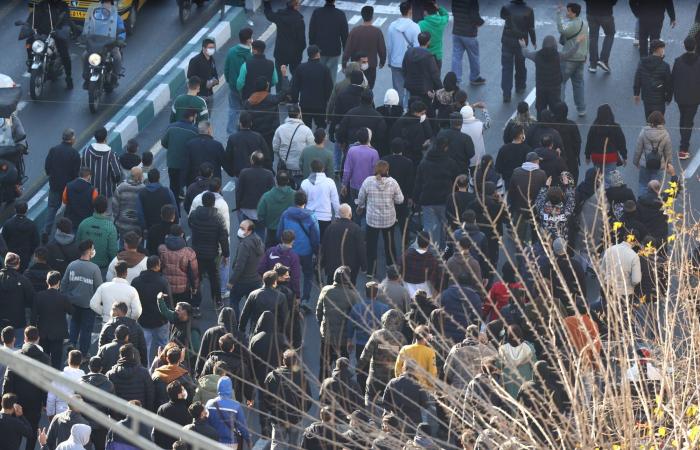 احتجاجات
      في
      بازار
      طهران...
      واستبدال
      محافظ
      «المركزي»