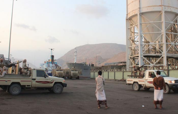 اليمن.. "تحالف الشرعية" يطلب من المدنيين إخلاء ميناء المكلا بحضرموت