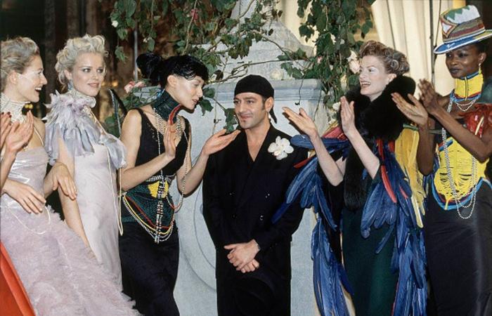 «نجد»
      تروي
      حكاية
      المجوهرات
      السعودية
      للعالم