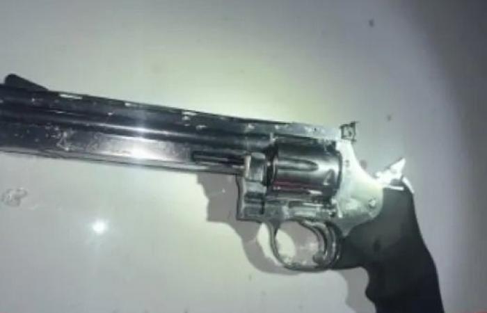 Brampton
      man
      arrested
      after
      threats
      with
      fake
      gun