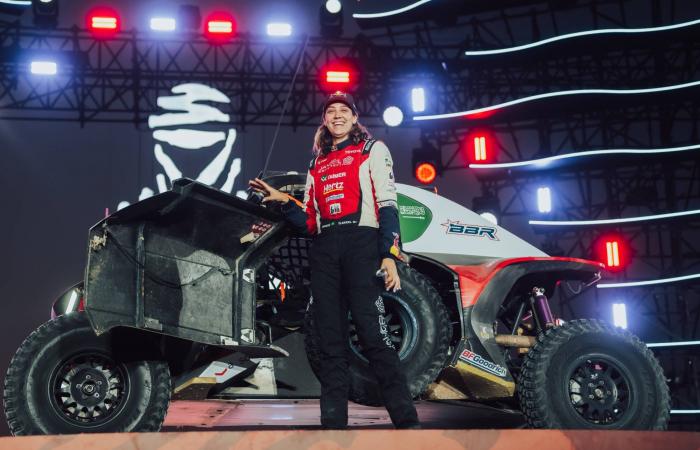 يزيد
      ودانية
      يرفعان
      راية
      السائقين
      السعوديين
      في
      «داكار
      2026»