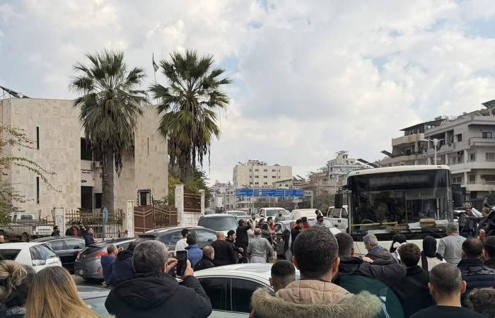 مسؤولان
      يمنيان
      لـ«الشرق
      الأوسط»:
      قرارات
      العليمي
      لحماية
      سيادة
      الدولة