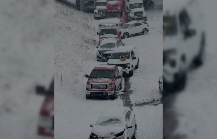 شاهد كيف تناثرت مركبات على طريق سريع بعد ثلوج كثيفة بمدينة ديترويت