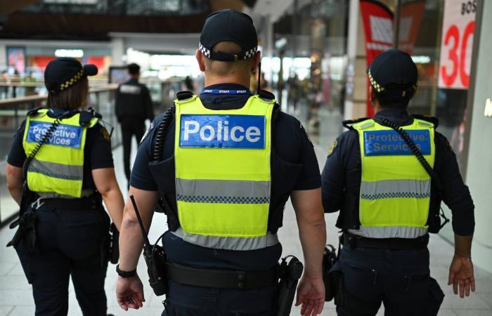 زيادة
      الوجود
      الأمني
      في
      سيدني
      خلال
      احتفالات
      رأس
      السنة
      بعد
      الهجوم
      على
      شاطئ
      بونداي