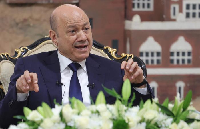 اليمن.. رشاد العليمي يعلن حالة الطوارئ لمدة 90 يومًا ويأمر بحظر شامل على المنافذ والموانئ 3 أيام