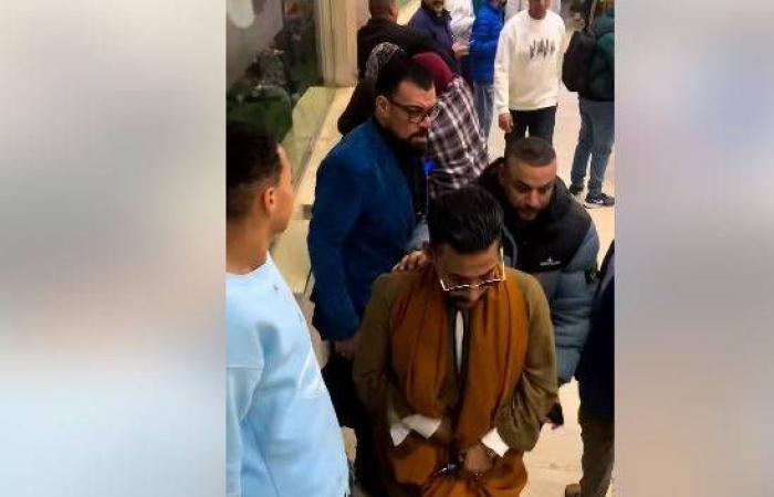 زفاف
      «كروان
      مشاكل»
      يُسلط
      الضوء
      على
      عالم
      مشاهير
      موازٍ
      في
      مصر