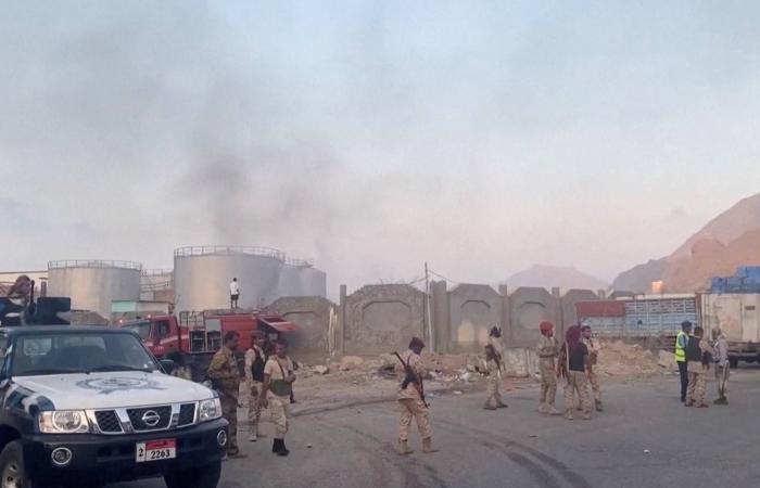 اليمن
      يعلن
      حالة
      الطوارئ
      ويطلب
      خروج
      القوات
      الإماراتية
      خلال
      24
      ساعة