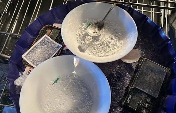 Police
      seize
      $37K
      in
      cocaine,
      more
      than
      89,000
      illegal
      cigarettes
      in
      west
      Edmonton
      drug
      bust