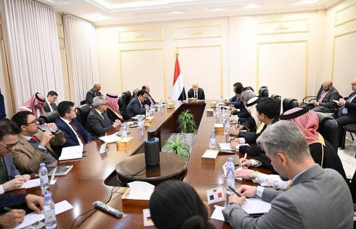 العليمي
      يطلب
      موقفاً
      دولياً
      جماعياً
      لردع
      تمرد
      «الانتقالي»