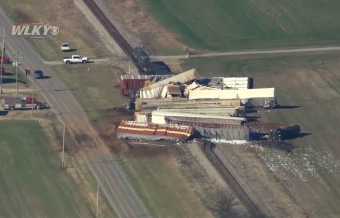 كان يحمل الكبريت المنصهر.. خروج قطار عن مساره وتدهور أكثر من 30 عربة عن السكة