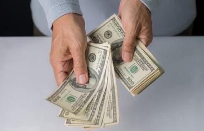 الدولار يتجه لتراجع سنوي وسط استقرار الين وانتعاش اليورو والإسترليني