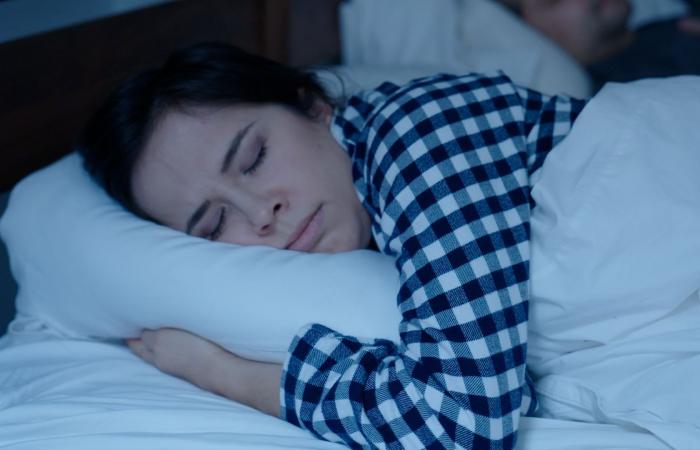 هل من وسادة مثالية للتخفيف من آلام الرقبة ليلًا؟