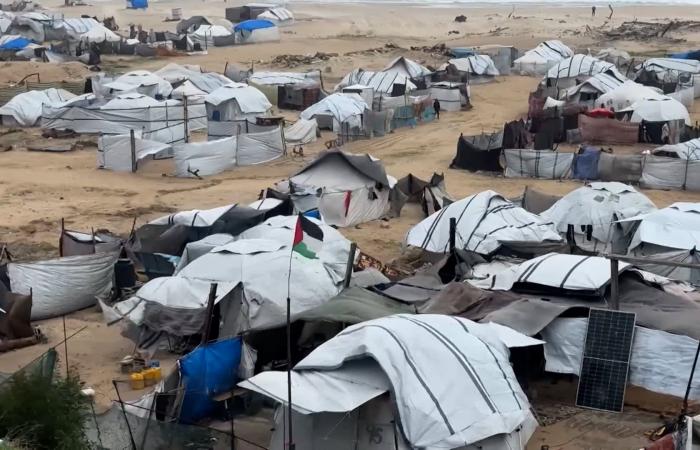 بين أنقاض المنازل وخيام ممزقة.. سكان غزة يواجهون مأساة جديدة تحت الأمطار