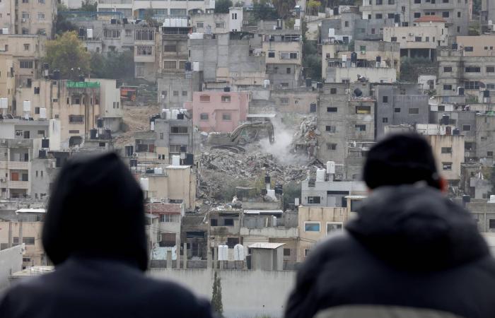 الجيش
      الإسرائيلي
      يباشر
      هدم
      25
      مبنى
      سكنياً
      في
      مخيم
      للاجئين
      بالضفة