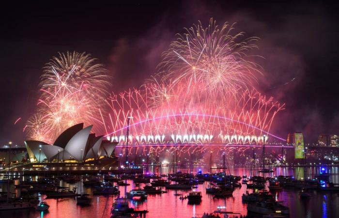 سيدني
      تستقبل
      العام
      الجديد
      وسط
      حداد
      على
      ضحايا
      هجوم
      بونداي