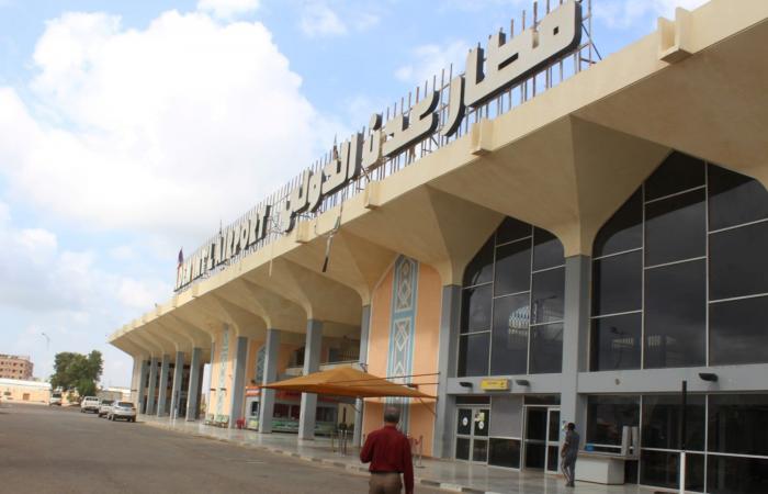 مصدر يمني يعلق على "إغلاق مطار عدن" و"مذكرة سعودية" بشأن رحلات جوية