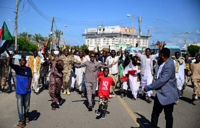 شرق
      السودان...
      خمس
      حركات
      مسلحة
      تختار
      الحياد