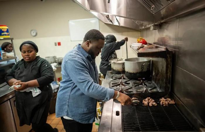 People
      running
      unlicensed
      kitchens
      in
      B.C
      often
      do
      so
      because
      business
      start-up
      costs
      too
      high,
      experts
      say