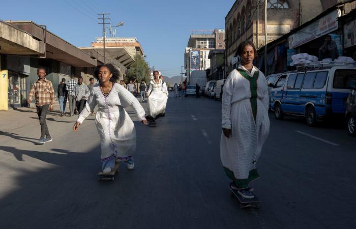 يواجهن الكراهية لأنهنّ يتزلّجن.. مصورة توثق شابات يكسرن الصور النمطية في إثيوبيا