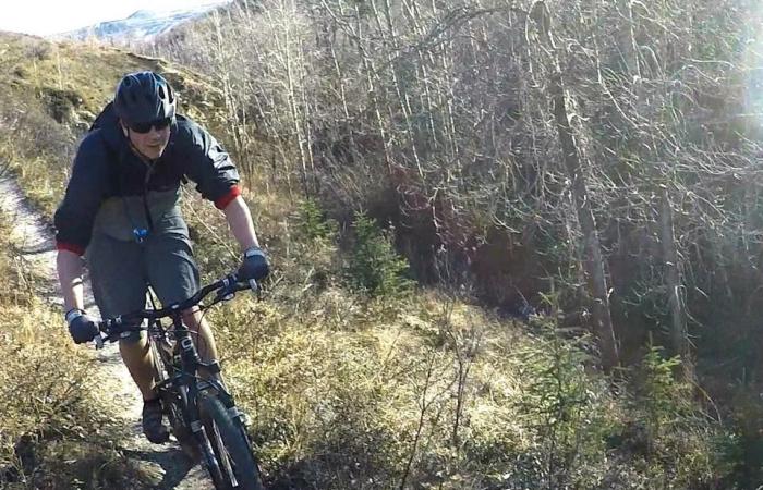 Pirate
      trails
      are
      abundant
      in
      Canmore,
      but
      the
      province
      wants
      to
      shut
      many
      of
      them
      down