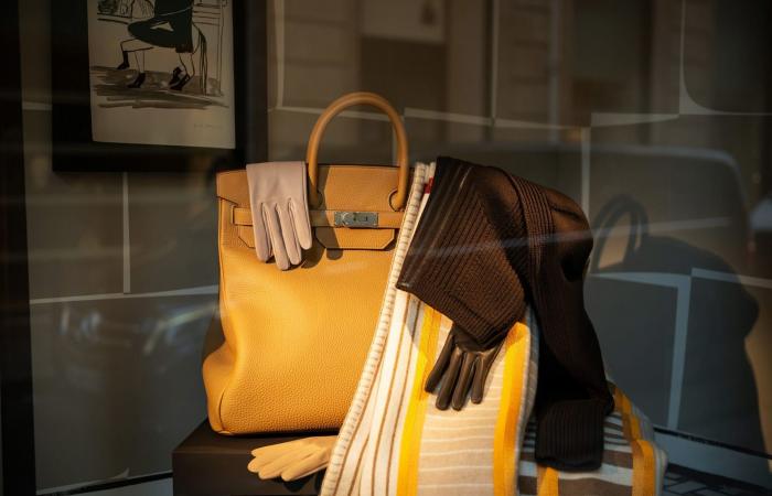 قطع تنهار أمام عيون مشتريها.. الموضة الفاخرة بين التسويق والواقع