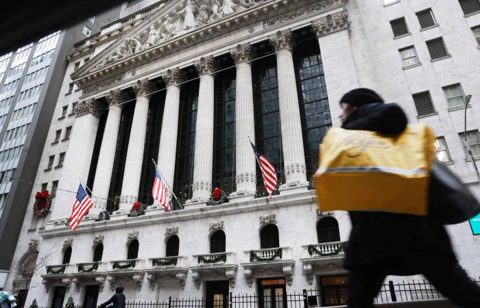 عُمان
      تُقرّ
      موازنة
      2026
      بإنفاق
      31.1
      مليار
      دولار