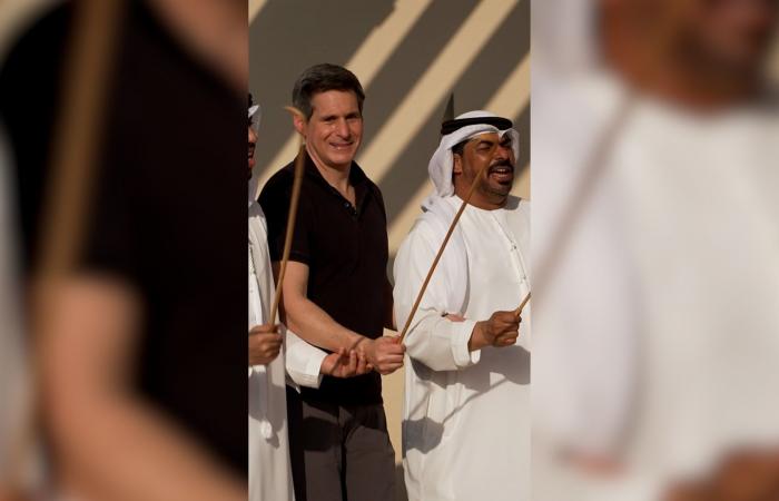 مذيع CNN يشارك في أداء "رقصة العصا" التقليدية في الإمارات.. شاهد رد فعله