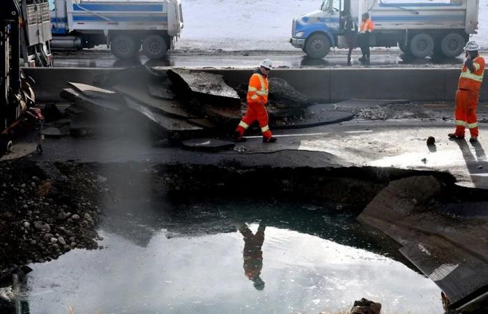 Bell:
      Calgary
      water
      pipe
      explodes
      again!
      —
      Farkas,
      fire
      city
      bigshot
      Duckworth