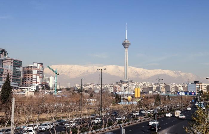 احتجاجات إيران تتحول إلى اشتباكات دامية مع الشرطة في عدة محافظات