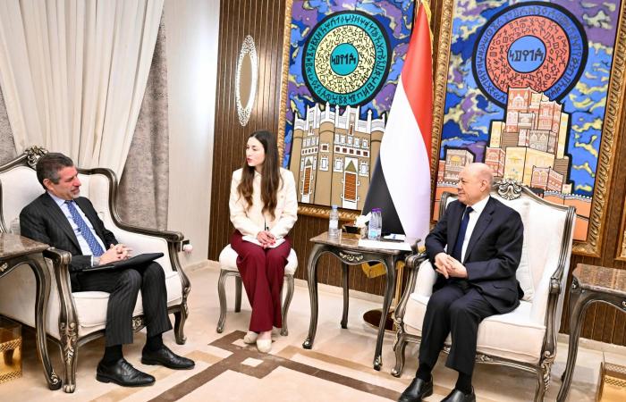 «الانتقالي»
      يبدأ
      انسحاباً
      «مشكوكاً»
      والعليمي
      يُحذر
      من
      الالتفاف