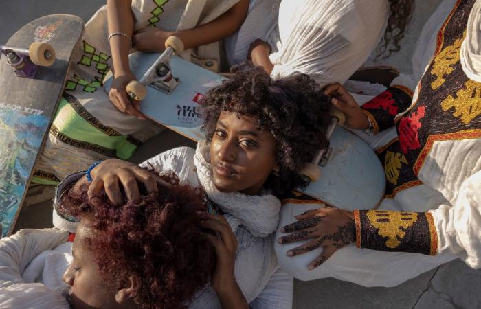 يواجهن الكراهية لأنهنّ يتزلّجن.. مصورة توثق شابات يكسرن الصور النمطية في إثيوبيا