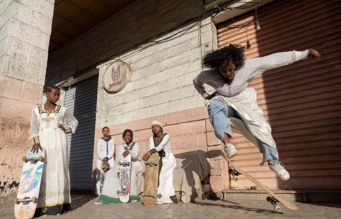 يواجهن الكراهية لأنهنّ يتزلّجن.. مصورة توثق شابات يكسرن الصور النمطية في إثيوبيا