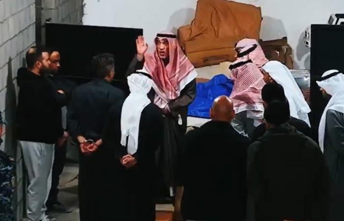 الكويت.. فيديو وزير الداخلية في مداهمة موقع تخزين ألعاب نارية مخالف