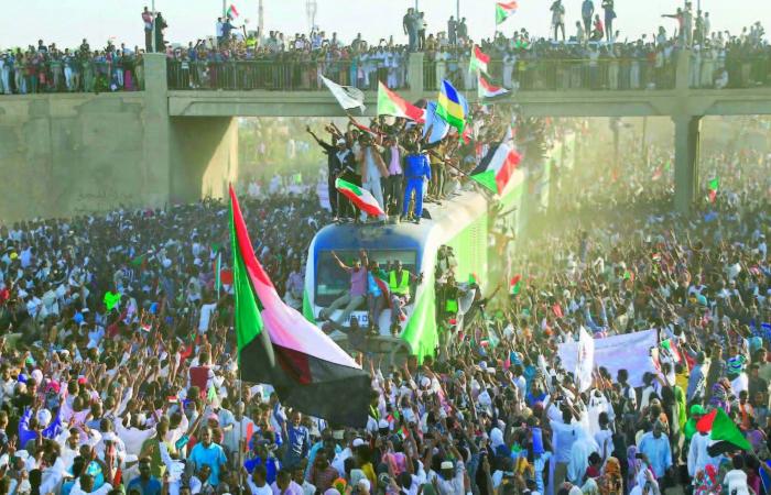 مخاوف
      الانقسام
      تتصاعد
      في
      السودان
      مع
      ترسيخ
      واقع
      حكومتين