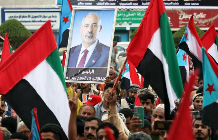 بقيادة
      الخنبشي...
      «درع
      الوطن»
      تنتشر
      لاستعادة
      المعسكرات
      في
      حضرموت