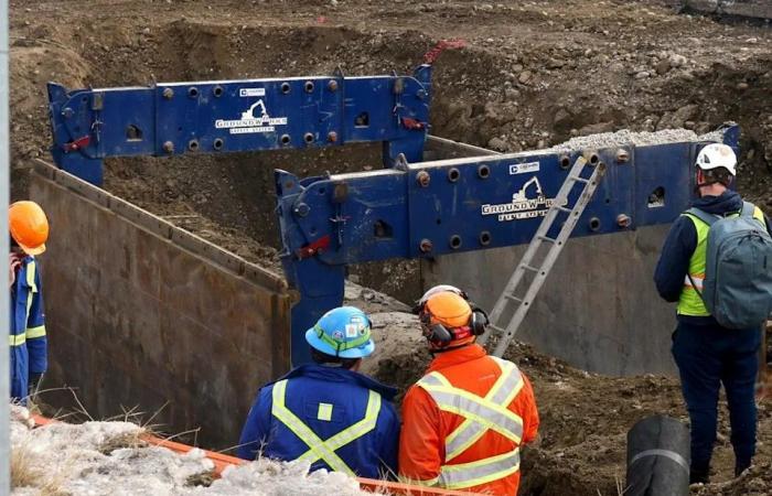 Bell:
      Danielle
      Smith
      explodes
      over
      Calgary
      water
      pipe
      explosion
      —
      and
      Nenshi