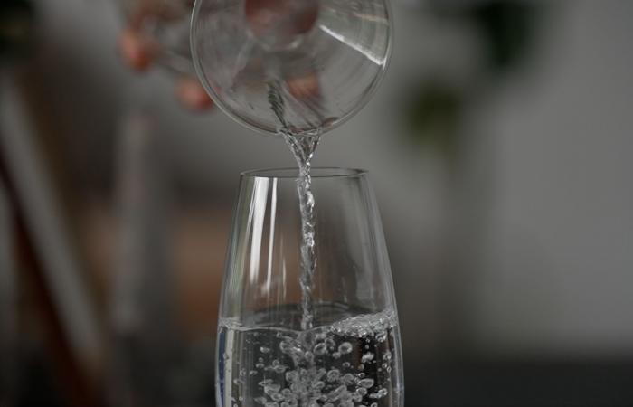 فوار؟ عادي؟ أم له أوجه أخرى؟ ماذا يكشف خبير تذوّق عن أنواع الماء لـCNN؟