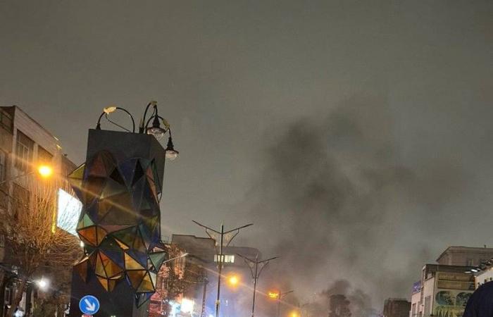 احتجاجات
      جديدة
      في
      بازار
      طهران…
      والسلطات
      تُشدد
      قيود
      الإنترنت