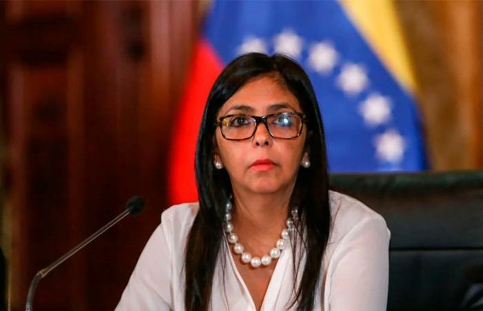 نائبة الرئيس الفنزويلي تؤدي اليمين الدستورية رئيسة مؤقتة للبلاد