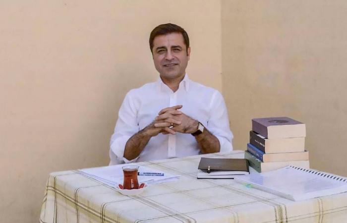 تركيا:
      حكم
      جديد
      بحبس
      صلاح
      الدين
      دميرطاش
      لـ«إهانة
      إردوغان»