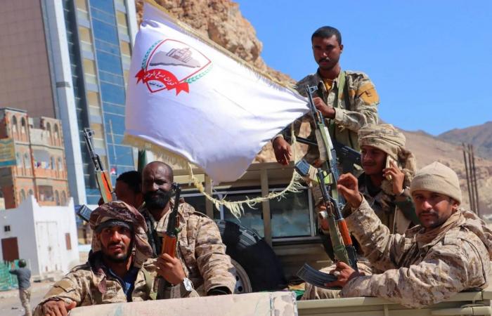 «التحالف»
      باليمن
      يعلن
      فرار
      الزبيدي
      بعد
      توزيعه
      أسلحة
      داخل
      عدن